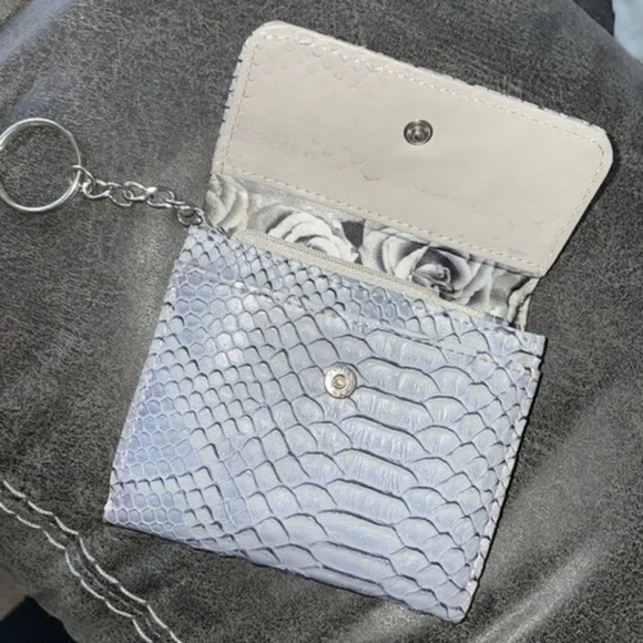 NWOT Adrienne Vittadini Small Gray Snakeskin Print Wallet - Picture 3 of 4